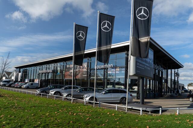 Mercedes-Benz CLE Coupé 300 e AMG Plug-In Hybride Trekhaak | Digital Licht | Burmester® 3D-Surround-Soundsystem | Parkeerpakket met 360°-camera | Panarama Schuif-Kanteldak. Inclusief 24 maanden Mercedes-Benz Certified garantie voor Europa.