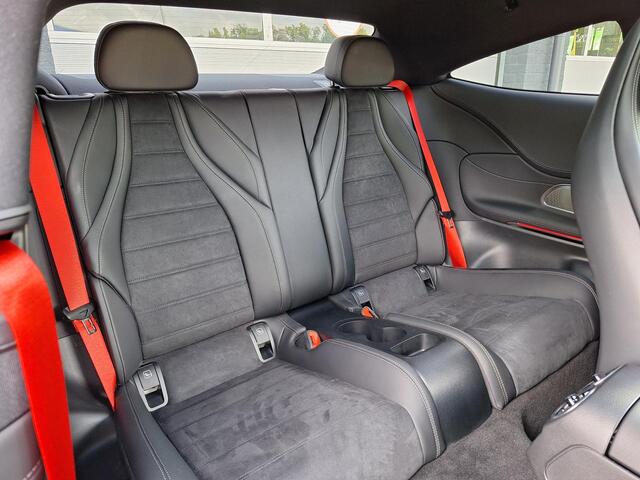 Mercedes-Benz CLE Coupé 300 e AMG Line | Panoramadak | Night Pakket | Burmester | 360° Camera | Memory Pakket | DISTRONIC Afstandsassistent | Sfeerverlichting | Stoelverwarming | DIGITAL LIGHT | Dodehoekassistentie | Keyless-GO | Veiligheidsgordels Rood