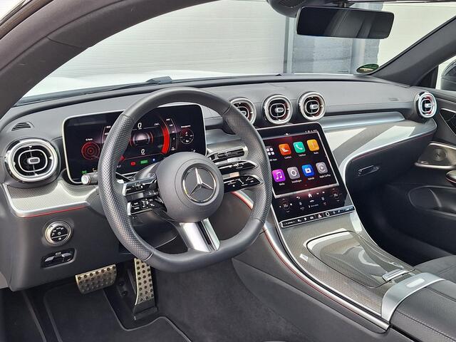 Mercedes-Benz CLE Coupé 300 e AMG Line | Panoramadak | Night Pakket | Burmester | 360° Camera | Memory Pakket | DISTRONIC Afstandsassistent | Sfeerverlichting | Stoelverwarming | DIGITAL LIGHT | Dodehoekassistentie | Keyless-GO | Veiligheidsgordels Rood