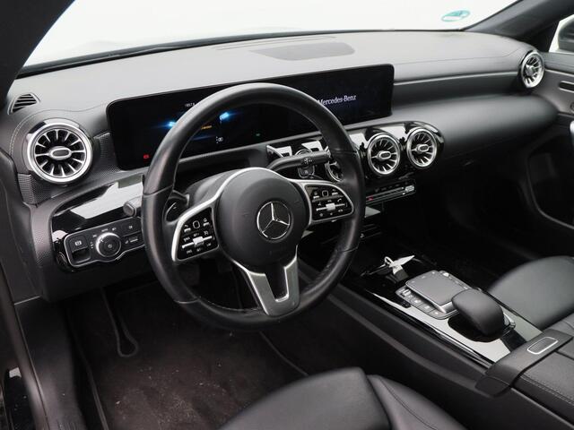 Mercedes-Benz Cla Shooting Brake 180 136 PK Business Solution Luxury | Trekhaak | Panoramadak | Climatronic | Stoel Verwarming | Navigatie | Camera | 17 Inch