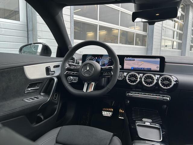 Mercedes-Benz Cla Shooting Brake 180 Business Solution AMG | AMG Plus Pakket | Night Pakket | Panoramadak | Burmester 3D Surround | 360° Camera | DISTRONIC Afstandsassistent | Dodehoekassistent | Head-up Display | MULTIBEAM LED Koplampen | Elektrisch Verstelbare Stoelen + Memory | Stoelv