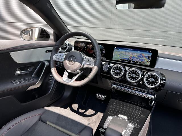 Mercedes-Benz Cla Shooting Brake 180 AMG Line | Nightpakket | Panoramadak | Achteruitrijcamera | Stoelverwarming | Dodehoekassistent | Sfeerverlichting