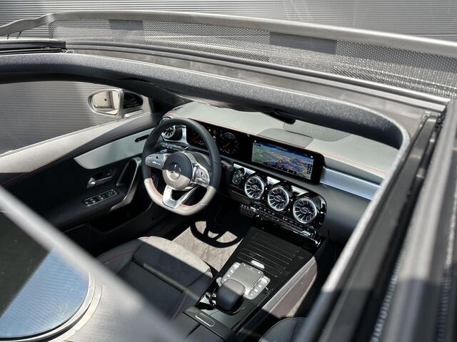 Mercedes-Benz Cla Shooting Brake 180 AMG Line | Nightpakket | Panoramadak | Achteruitrijcamera | Stoelverwarming | Dodehoekassistent | Sfeerverlichting