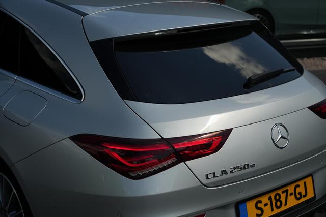 Mercedes-Benz Cla Shooting Brake 250 e Premium Plus AMG Panoramadak Widescreen Camera LED