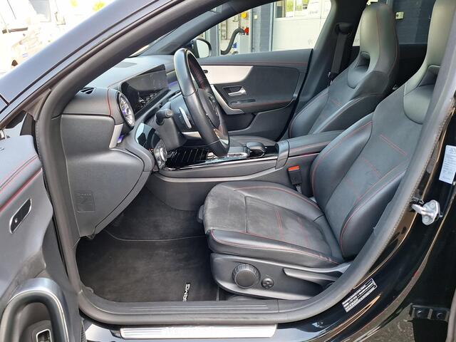 Mercedes-Benz Cla Shooting Brake 200 Business Solution AMG | Panoramadak | Night Pakket | Achteruitrijcamera | Sfeerverlichting | Stoelverwarming | Widescreen | Advanced Sound System | Keyless-GO | Elektrische achterklep