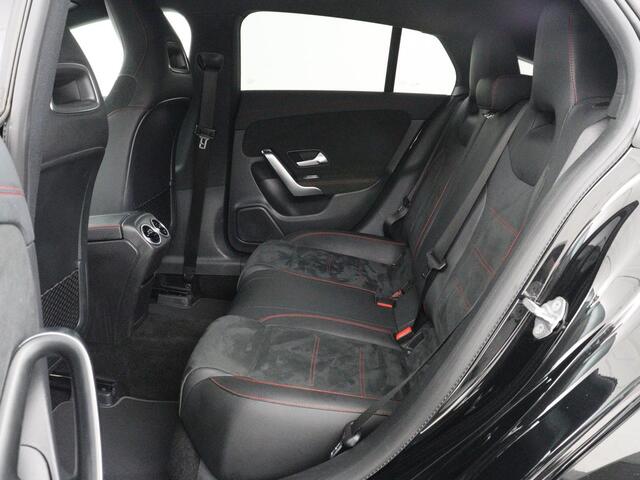 Mercedes-Benz Cla Shooting Brake 200 AMG Line | Leder/Alcantara | Trekhaak | Carplay | Widescreen | Navigatie | Full LED | Camera | 18'' | Park Assist | Climate control | Bluetooth