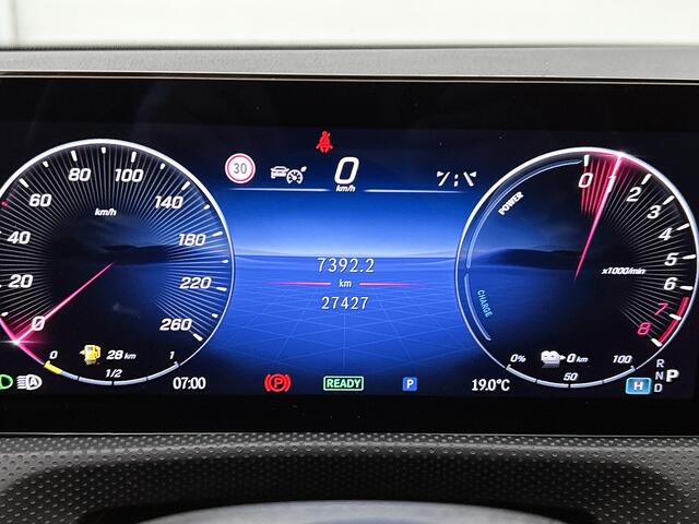 Mercedes-Benz Cla Shooting Brake 250 e AMG-line Lichtmetalen velgen | Panoramadak | Wide screen | Navigatie | Parking support met camera | Inclusief 24 maanden MB Certified garantie voor Europa.