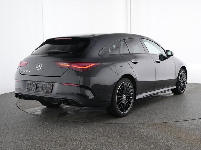 Mercedes-Benz Cla Shooting Brake 250 e AMG Premium Plug-In Hybride AMG Line | Night Pakket | Sfeerverlichting | 19 Inch AMG Velgen | Parkeerpakket met achteruitrijcamera | Advanced sound system. Inclusief 24 maanden MB Certified garantie voor Europa.