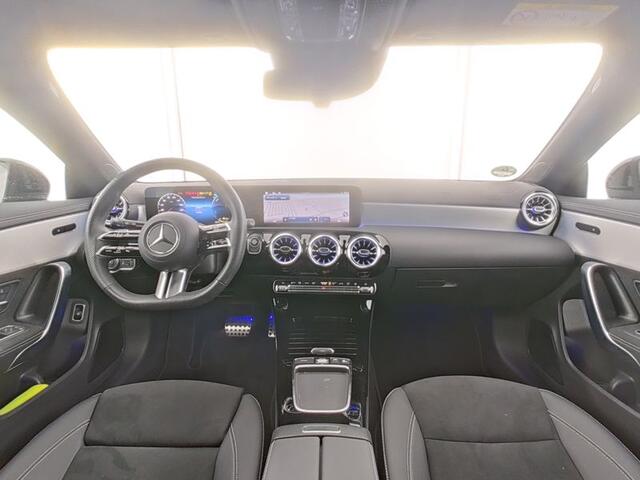 Mercedes-Benz Cla Shooting Brake 250 e AMG Premium Plug-In Hybride AMG Line | Night Pakket | Sfeerverlichting | 19 Inch AMG Velgen | Parkeerpakket met achteruitrijcamera | Advanced sound system. Inclusief 24 maanden MB Certified garantie voor Europa.
