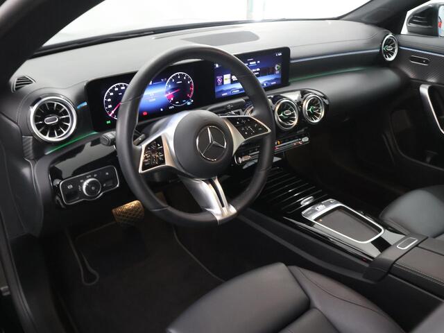 Mercedes-Benz Cla Shooting Brake 180 Star Edition Luxury Line | Panoramadak | Getint glas | Sfeerverlichting | Widescreen | Stoelverwarming |