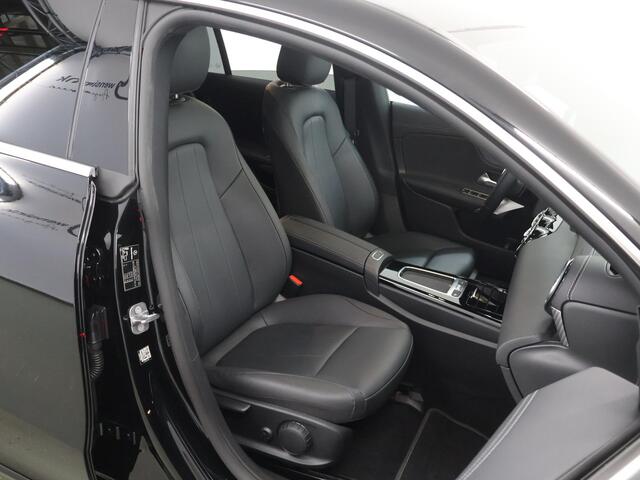 Mercedes-Benz Cla Shooting Brake 180 Star Edition Luxury Line | Panoramadak | Getint glas | Sfeerverlichting | Widescreen | Stoelverwarming |
