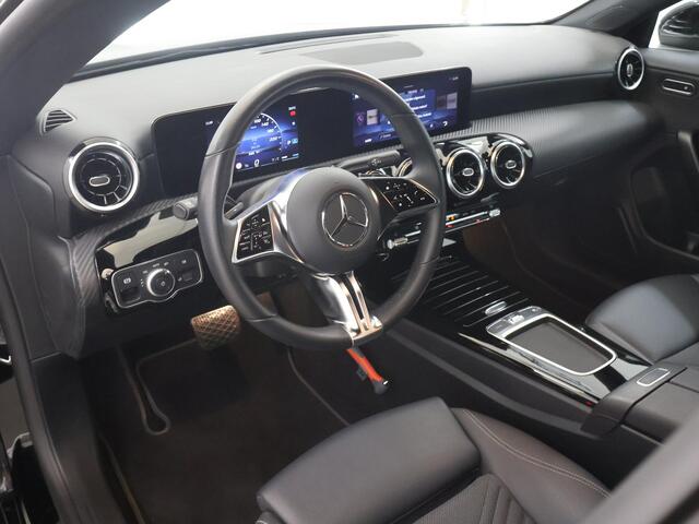 Mercedes-Benz Cla Shooting Brake 180 Star Edition | Voorstoelen verwarmd | Achteruitrijcamera | LED koplampen | MBUX |