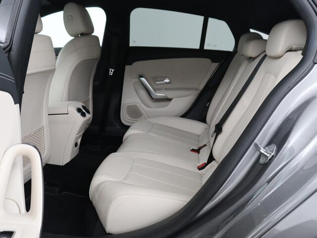 Mercedes-Benz Cla Shooting Brake 180 Business Solution Luxury Trekhaak| Carplay | DAB | Parkeersensoren | Camera | Navigatie | Sfeerverlichting | Adaptive cruise | LM