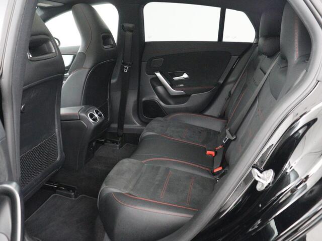 Mercedes-Benz Cla Shooting Brake 180 Business Solution AMG | Panoramadak | Stoelverwarming | Memory | Sfeerverlichting | Matrix LED | Leder/Alcantara | Side Assist | Widescreen | Navigatie | Camera | Climate control