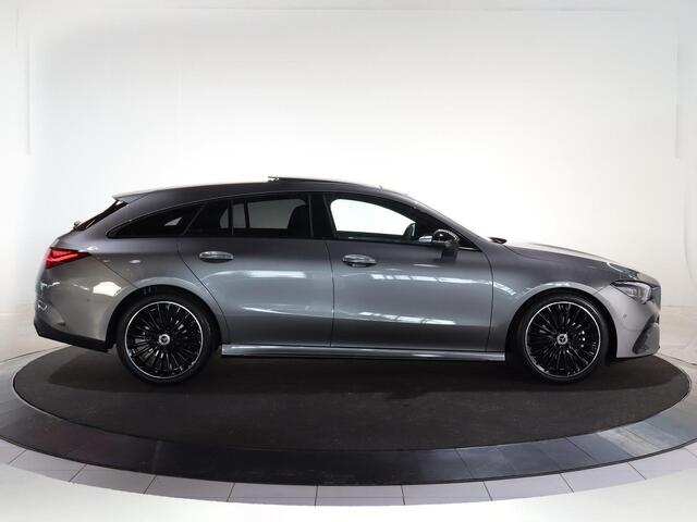 Mercedes-Benz Cla Shooting Brake 180 Business Solution AMG | Panoramadak | Premium Plus | Night Pakket | Multispaaks velgen | HUD | Dodehoekassistent | 360° Camera | Stoelverwarming |