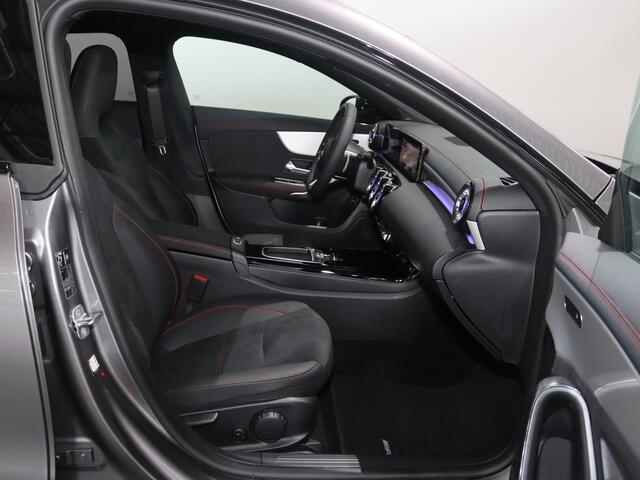 Mercedes-Benz Cla Shooting Brake 180 Business Solution AMG | Panoramadak | Premium Plus | Night Pakket | Multispaaks velgen | HUD | Dodehoekassistent | 360° Camera | Stoelverwarming |