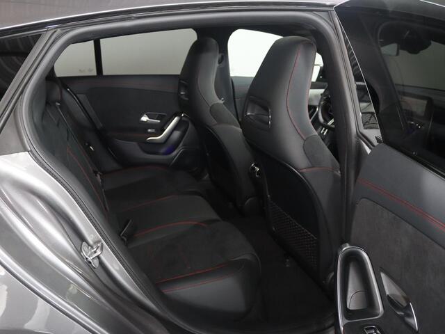 Mercedes-Benz Cla Shooting Brake 180 Business Solution AMG | Panoramadak | Premium Plus | Night Pakket | Multispaaks velgen | HUD | Dodehoekassistent | 360° Camera | Stoelverwarming |