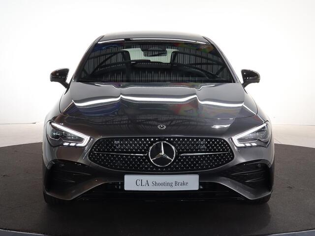 Mercedes-Benz Cla Shooting Brake 180 Business Solution AMG | Panoramadak | Premium Plus | Night Pakket | Multispaaks velgen | HUD | Dodehoekassistent | 360° Camera | Stoelverwarming |