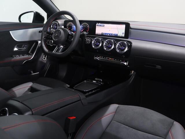 Mercedes-Benz Cla Shooting Brake 180 Business Solution AMG | Panoramadak | Premium Plus | Night Pakket | Multispaaks velgen | HUD | Dodehoekassistent | 360° Camera | Stoelverwarming |