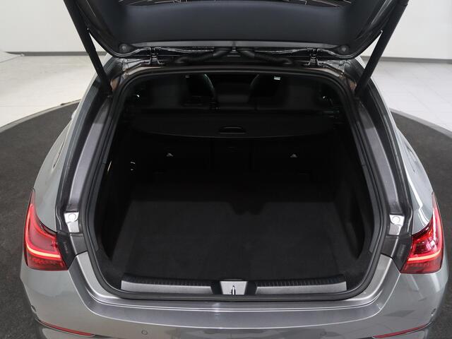 Mercedes-Benz Cla Shooting Brake 180 Business Solution AMG | Panoramadak | Premium Plus | Night Pakket | Multispaaks velgen | HUD | Dodehoekassistent | 360° Camera | Stoelverwarming |