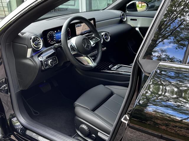 Mercedes-Benz Cla Shooting Brake 180 Star Edition Luxury | Panoramadak | Night Pakket | Apple CarPlay | Android Auto | Sfeerverlichting | Stoelverwarming | Parkeersensoren | Achteruitrijcamera | Elektrisch inklapbare buitenspiegels