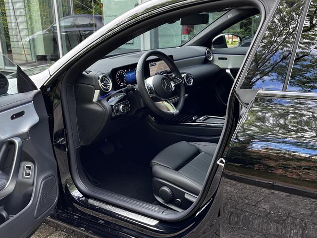 Mercedes-Benz Cla Shooting Brake 180 Star Edition Luxury | Panoramadak | Night Pakket | Apple CarPlay | Android Auto | Sfeerverlichting | Stoelverwarming | Parkeersensoren | Achteruitrijcamera | Elektrisch inklapbare buitenspiegels