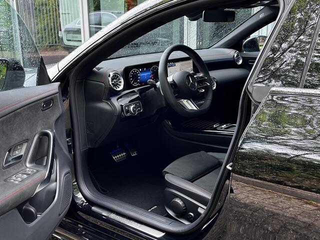 Mercedes-Benz Cla Shooting Brake 180 Star Edition AMG | Panoramadak | Nightpakket | Apple CarPlay | Android Auto | Sfeerverlichting | Stoelverwarming | Achteruitrijcamera | Elektrische Achterklep | Elektrisch Inklapbare Buitenspiegels