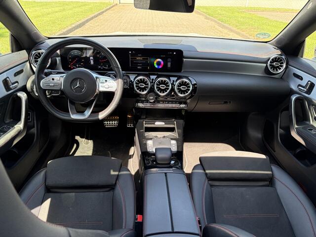 Mercedes-Benz Cla Shooting Brake 200 Business Solution AMG / Schuif- en Kantel Dak / Apple Carplay & Android Auto / Elektrisch Verstelbare Stoelen / Stoelverwarming / Elektrische Achterklep / Trekhaak /