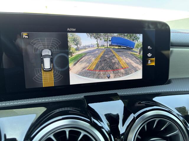 Mercedes-Benz Cla Shooting Brake 200 Business Solution AMG / Schuif- en Kantel Dak / Apple Carplay & Android Auto / Elektrisch Verstelbare Stoelen / Stoelverwarming / Elektrische Achterklep / Trekhaak /