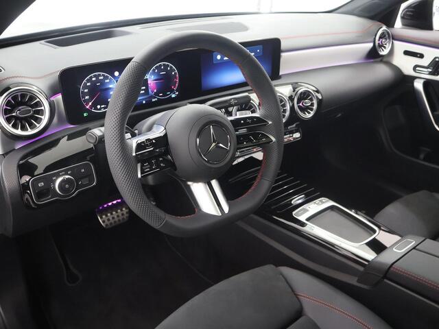 Mercedes-Benz Cla Shooting Brake 180 Business Solution AMG | Premium Plus | Night Pakket | Panoramadak | Elek. Sportstoelen met Geheugen | Multispaaks Velgen | HUD | Apple Carplay/Android Auto | Dodehoekassistent | 360° camera | Stoelverwarming |