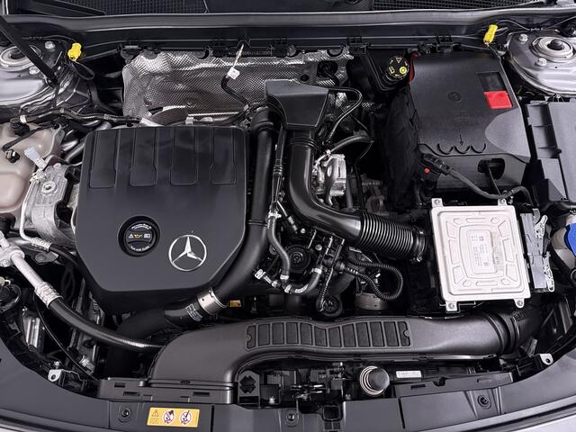 Mercedes-Benz Cla Shooting Brake 180 Luxury Line | Elektrische Trekhaak | 18" Multispaaks Velgen | Stoelverwarming | Sfeerverlichting | Camera | Onderweg-naar-dealer
