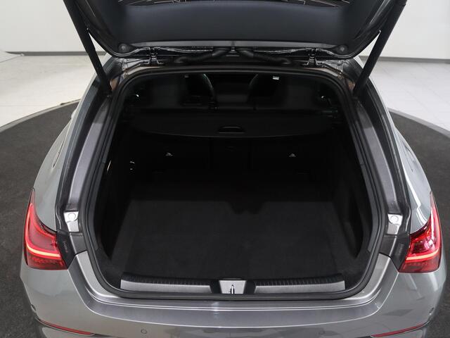 Mercedes-Benz Cla Shooting Brake 180 Business Solution AMG | Panoramadak | Premium Plus | Night Pakket | Multispaaks velgen | HUD | Dodehoekassistent | 360° Camera | Stoelverwarming |