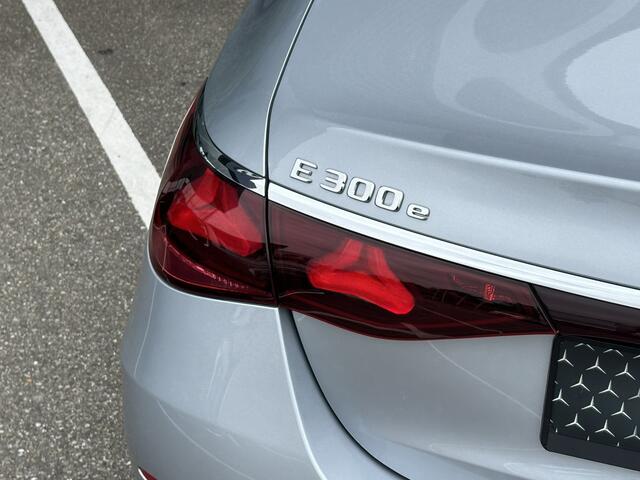 Mercedes-Benz E-KLASSE 300 e AMG Line l Nieuw model I Panoramadak l Distronic l Keyless Go l Sfeerverlichting l Stoelverwarming l Verwarmd stuurwiel l MBUX l Nightpakket I 5-spaaks I