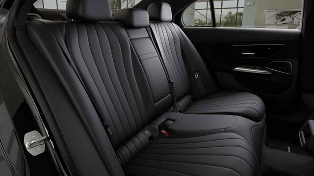 Mercedes-Benz E-KLASSE 300 e AMG Line | Night | Panoramadak | Hyperscreen | Agility Control | 20" lichtmetalen velgen | Trekhaak | Burmester | Stoelventilatie | Lederen bekleding |