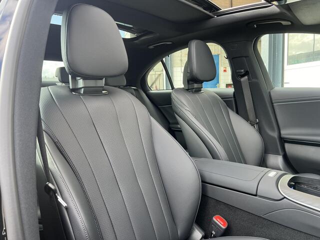 Mercedes-Benz E-KLASSE 300 e Luxury Line | Winter Pakket | Zonnescherm Pakket | Panoramadak | 360° Camera | DISTRONIC Afstandsassistent | Dodehoekassistent | Elektrisch Verstelbare Stoelen + Memory | Stuurverwarming | Stoelverwarming | Apple CarPlay | Android Auto