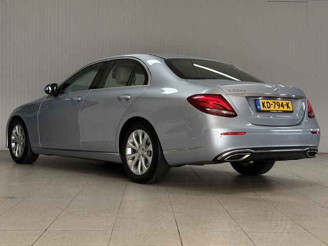 Mercedes-Benz E-KLASSE 220 d/ 195pk!/ Sfeerverl./ Vol Leder/ Luchtvering/ Camera/ Navi/ Clima/ Cruise/ Elek. pakket/ Isofix/ Bluetooth/ Armsteun/ Multi. LEDER. Stuur/ Chroom/ PDC V+A/ LED Dagrijverl./ NL AUTO!.
