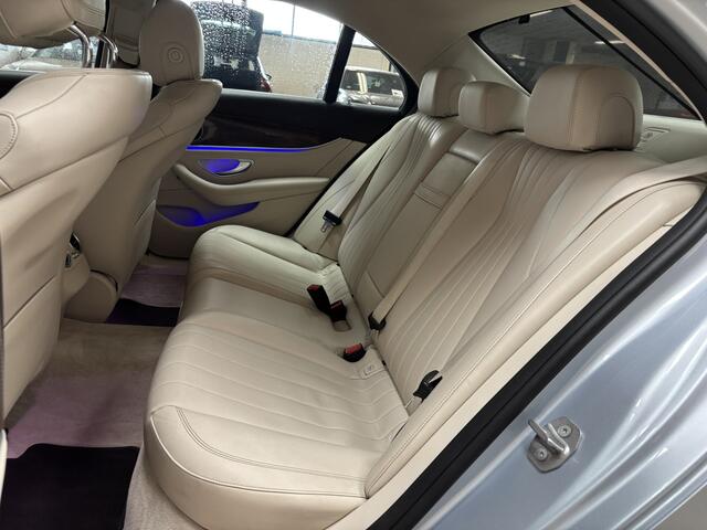 Mercedes-Benz E-KLASSE 220 d/ 195pk!/ Sfeerverl./ Vol Leder/ Luchtvering/ Camera/ Navi/ Clima/ Cruise/ Elek. pakket/ Isofix/ Bluetooth/ Armsteun/ Multi. LEDER. Stuur/ Chroom/ PDC V+A/ LED Dagrijverl./ NL AUTO!.