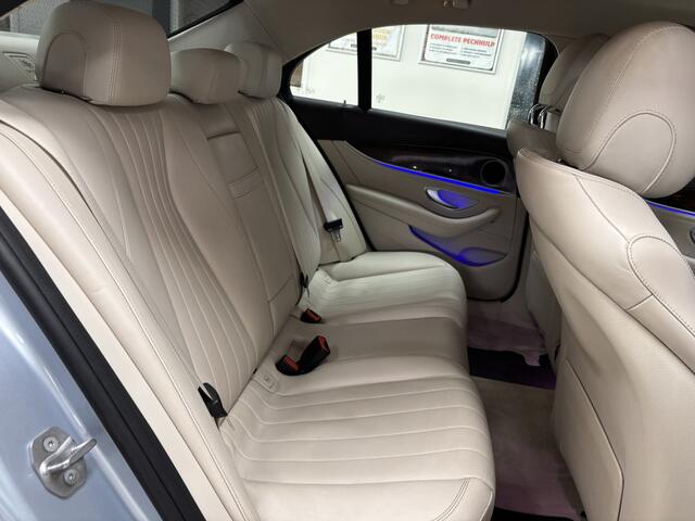 Mercedes-Benz E-KLASSE 220 d/ 195pk!/ Sfeerverl./ Vol Leder/ Luchtvering/ Camera/ Navi/ Clima/ Cruise/ Elek. pakket/ Isofix/ Bluetooth/ Armsteun/ Multi. LEDER. Stuur/ Chroom/ PDC V+A/ LED Dagrijverl./ NL AUTO!.