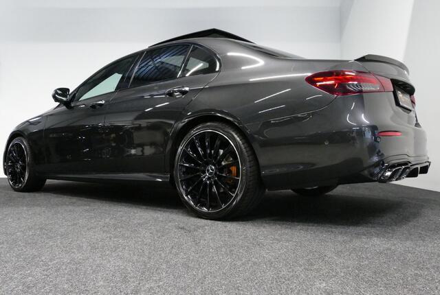 Mercedes-Benz E-KLASSE 200 AMG Line / Orig. Nederlands (facelift) / E63 AMG Diffuser / Panamericana Grill / Panoramadak / Elektr. verstelbare voorstoelen (deels) / Ambienteverlichting / Multibeam LED / Apple Carplay - Android Auto / Stoelverwarming / 20'' LMV / Rondomzichtcamer