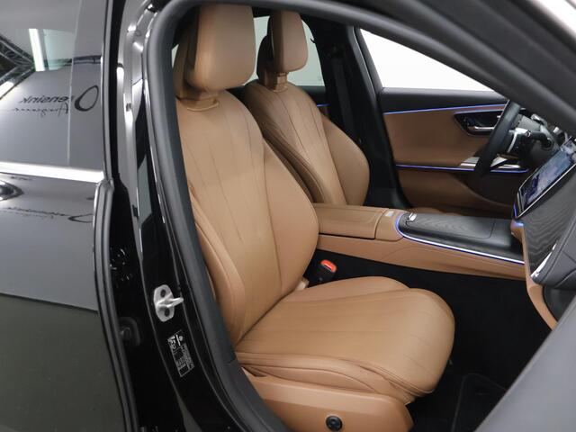 Mercedes-Benz E-KLASSE 300 e AMG Line | Bruin interieur | Memory stoelen | Zwarte hemel | 20 inch |