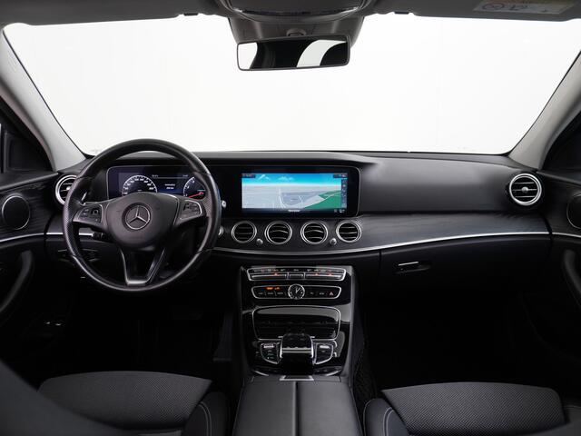 Mercedes-Benz E-KLASSE 200 184PK Autom. Widescreen Cockpit Apple Carplay Android Auto Command Navi Camera Trekhaak Stoelverwarming HUD Ambition Avantgarde Cruise Control Agility Control Verkeersbord herkenning High Perf.-Led Keurig nette Mercedes met onderhoudshistorie 1.900kg 
