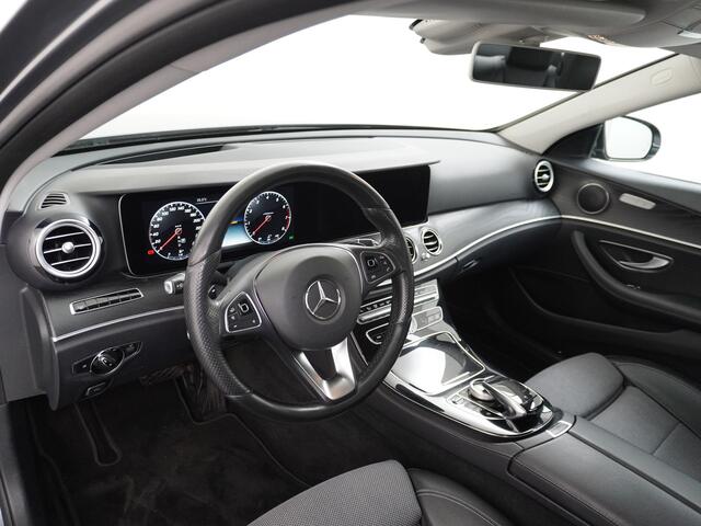 Mercedes-Benz E-KLASSE 200 184PK Autom. Widescreen Cockpit Apple Carplay Android Auto Command Navi Camera Trekhaak Stoelverwarming HUD Ambition Avantgarde Cruise Control Agility Control Verkeersbord herkenning High Perf.-Led Keurig nette Mercedes met onderhoudshistorie 1.900kg 