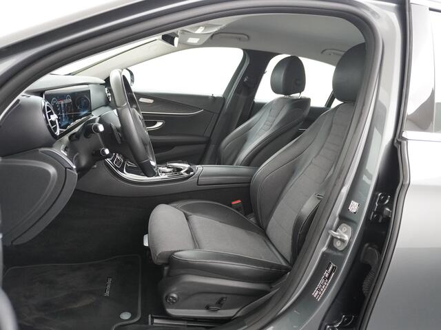 Mercedes-Benz E-KLASSE 200 184PK Autom. Widescreen Cockpit Apple Carplay Android Auto Command Navi Camera Trekhaak Stoelverwarming HUD Ambition Avantgarde Cruise Control Agility Control Verkeersbord herkenning High Perf.-Led Keurig nette Mercedes met onderhoudshistorie 1.900kg 