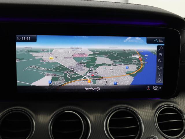Mercedes-Benz E-KLASSE 220d Business Solution AMG | Stoelverwarming | Trekhaak | Camera | Carplay | Widescreen | Half leder | Navigatie | Full LED