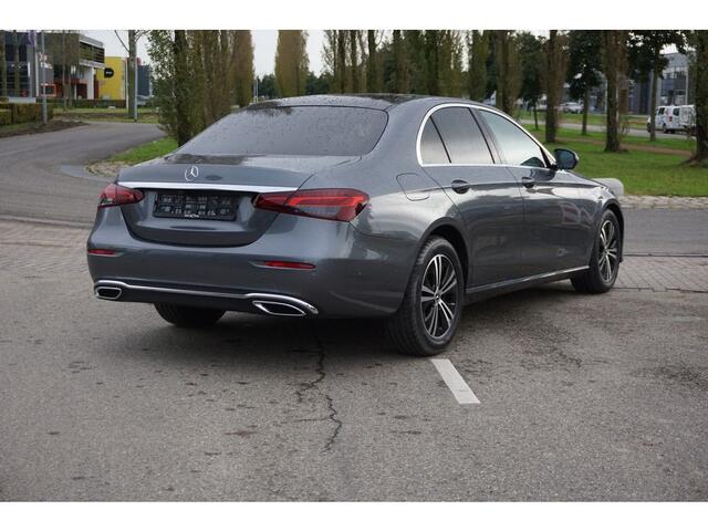 Mercedes-Benz E-KLASSE 220 d Exclusive Line l Panoramadak l Trekhaak l Widescreen l Deelbare achterbank l LED HIGH PERFORMANCE lStoelverwarming l Dode hoek assistent l Camera l Airconditioning l