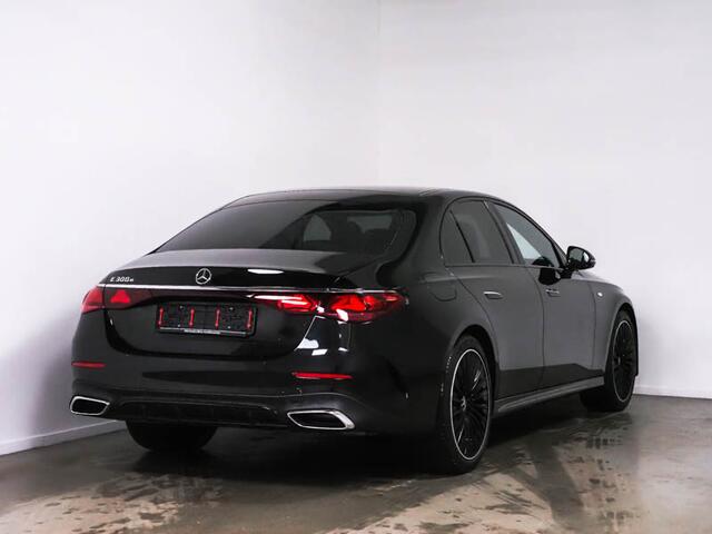 Mercedes-Benz E-KLASSE 300 e AMG Plug-In Hybride AMG Line | Night Pakket | Panorama Schif-Kanteldak | MBUX Superscreen | Burmester® | 20 Inch AMG Velgen. Inclusief 24 maanden MB Certified garantie voor Europa.