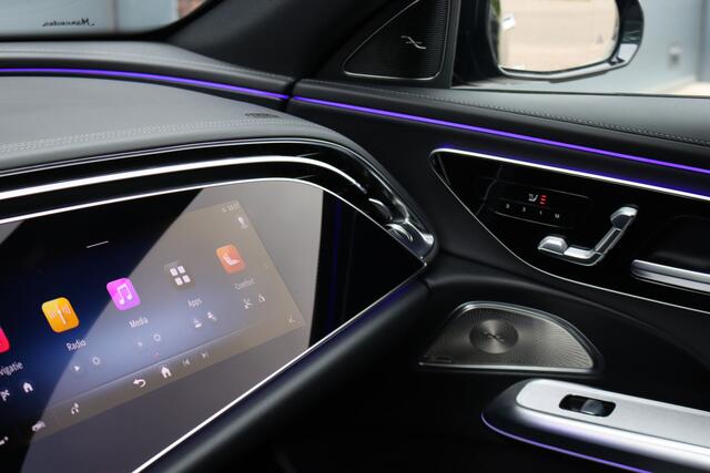 Mercedes-Benz E-KLASSE 400 e 4MATIC AMG Line | Luchtvering | Achterasbesturing | Hyperscreen | Distronic+ | Trekhaak | Digital Light | HUD | Burmester | Achterbank Verwarmd |3D-Display |