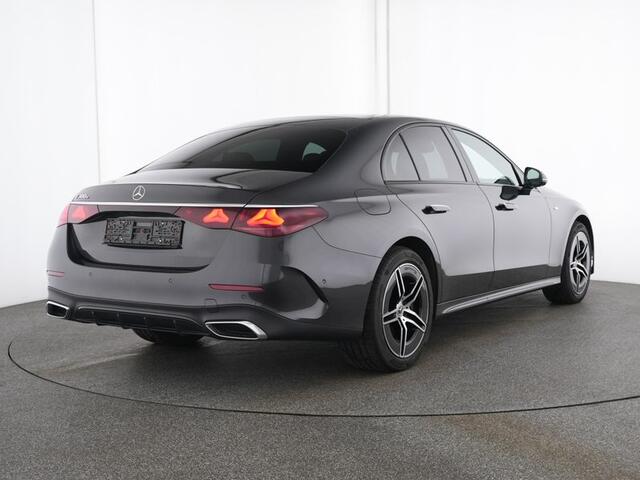 Mercedes-Benz E-KLASSE 300 e AMG Nightpakket Plug-In Hybride | Machiatobeige Int. | Panoramadak | Trekhaak | Rijassistentie Pack | Stuur en Stoelverwarming | Inclusief 24 maanden Mercedes-Benz Certified garantie voor Europa.