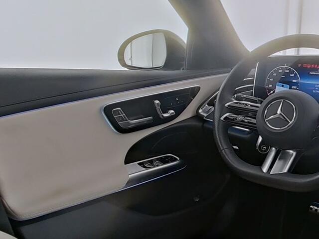 Mercedes-Benz E-KLASSE 300 e AMG Nightpakket Plug-In Hybride | Machiatobeige Int. | Panoramadak | Trekhaak | Rijassistentie Pack | Stuur en Stoelverwarming | Inclusief 24 maanden Mercedes-Benz Certified garantie voor Europa.
