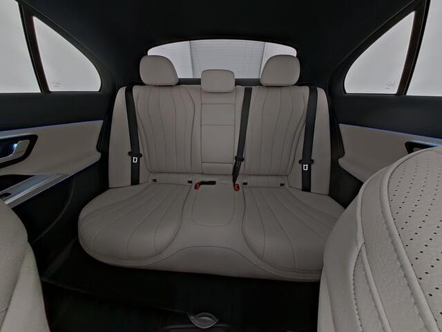 Mercedes-Benz E-KLASSE 300 e AMG Nightpakket Plug-In Hybride | Machiatobeige Int. | Panoramadak | Trekhaak | Rijassistentie Pack | Stuur en Stoelverwarming | Inclusief 24 maanden Mercedes-Benz Certified garantie voor Europa.